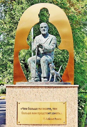 In der russischen Stadt Kemerovo, auf dem zentralen 'Орбита' Platz, wurde ein Denkmal zum Gedenken von Lobsang Rampa mit seiner Katze Fifi Greywhiskers errichtet