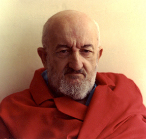 Portraitbild von Dr. Rampa in seinem Rottönenmantel.