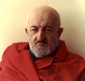 Portraitbild von Dr. Rampa in seinem Rottönenmantel.
