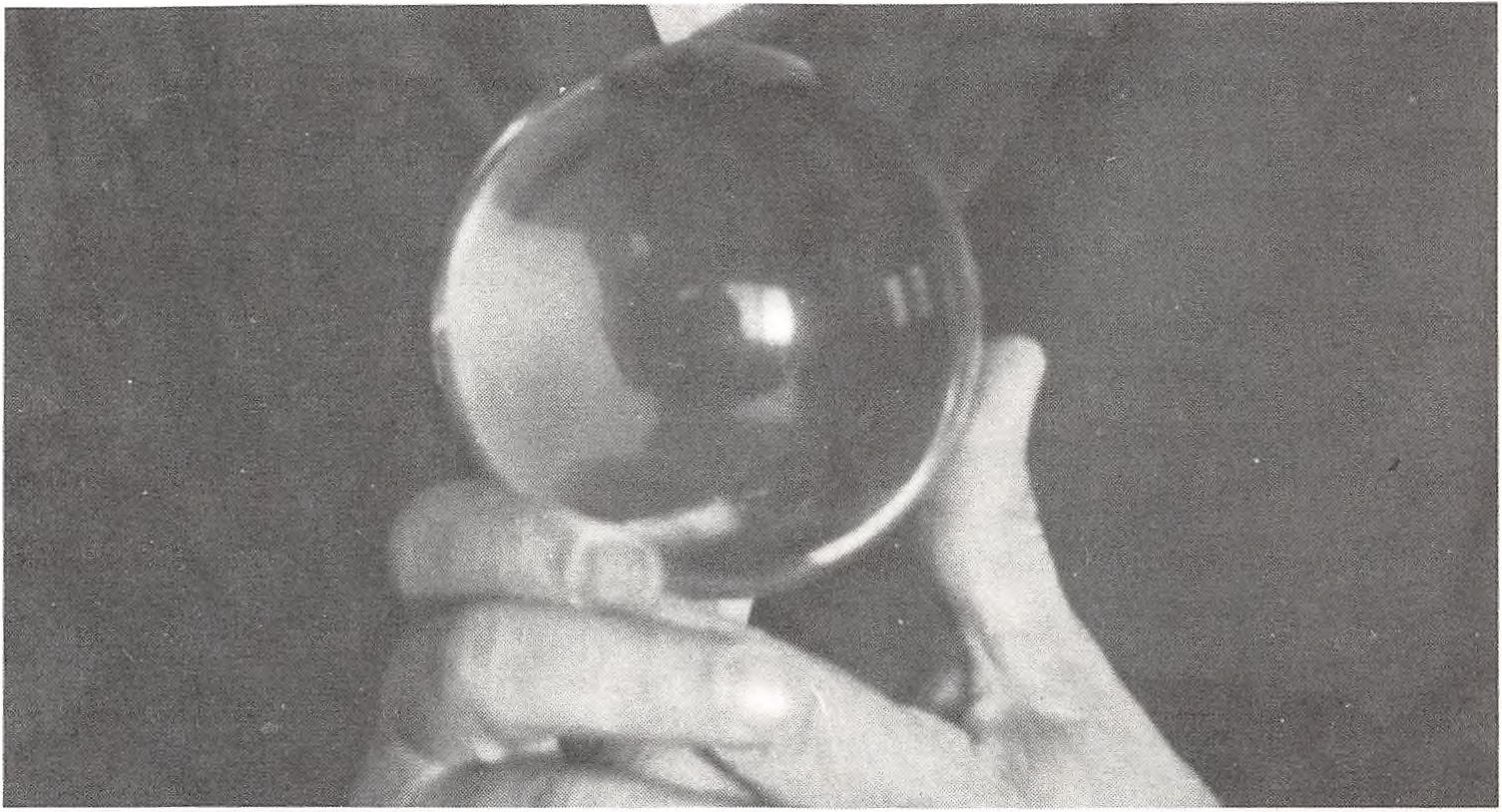 Foto del dottor Rampa con la sua sfera di cristallo